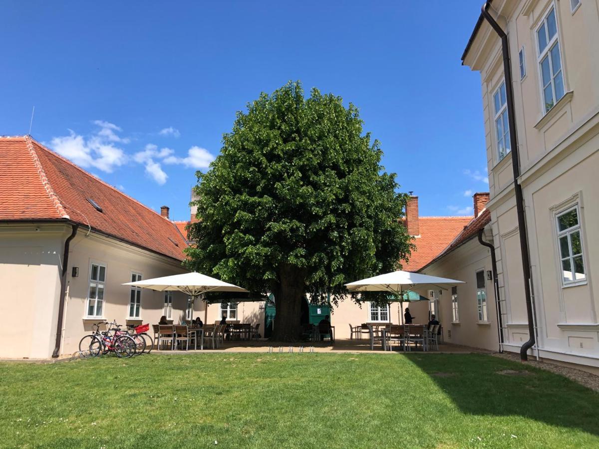 Zamek Dukovany Hotell Exteriör bild