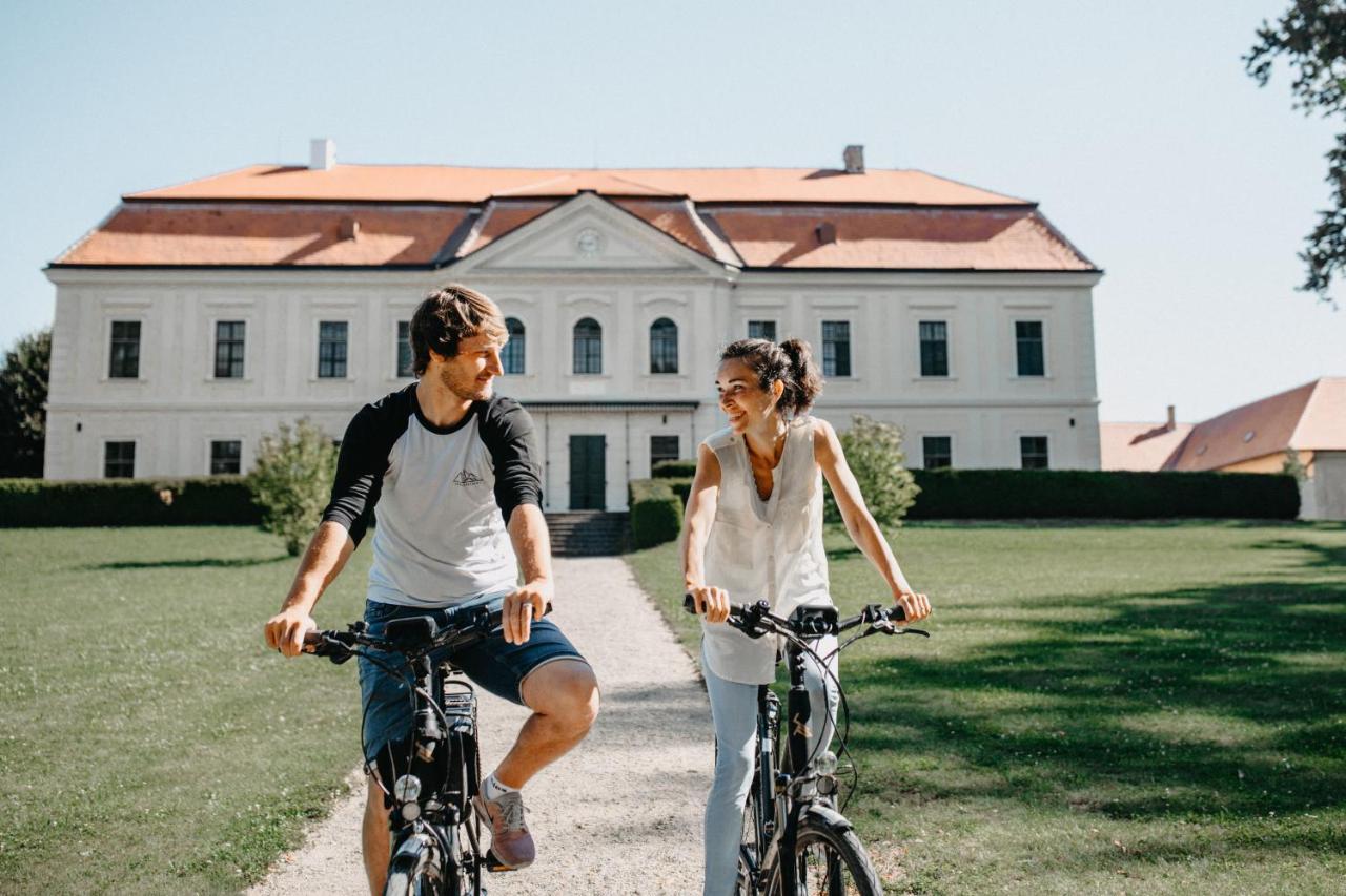 Zamek Dukovany Hotell Exteriör bild