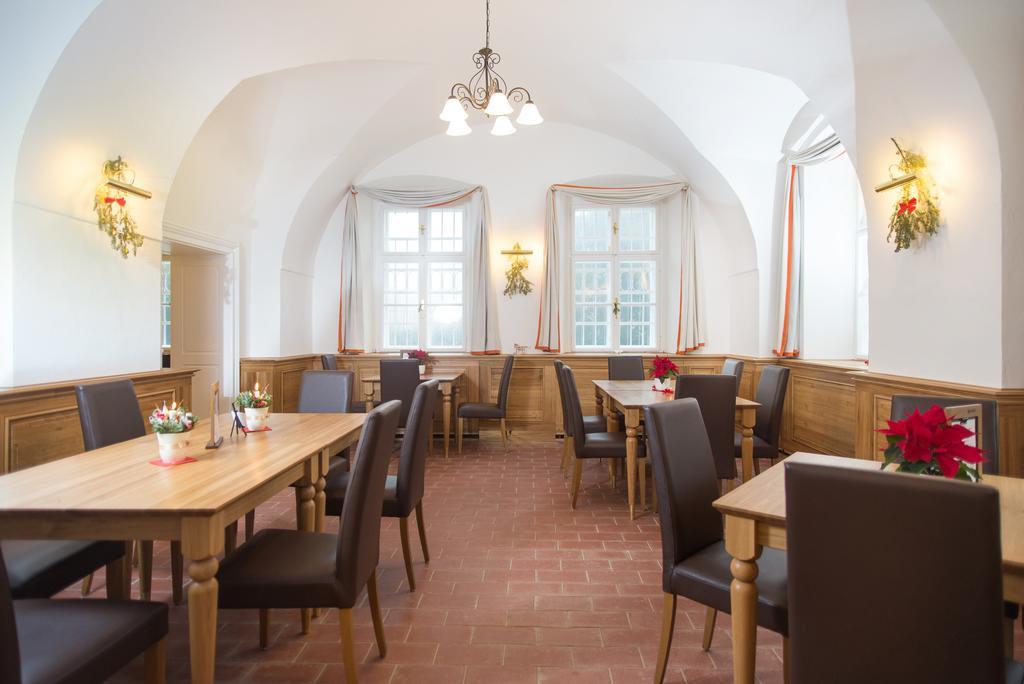 Zamek Dukovany Hotell Exteriör bild